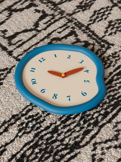 Minimalist dial pendulum clock